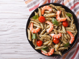 Makaronowa sałatka z krewetkami i oregano