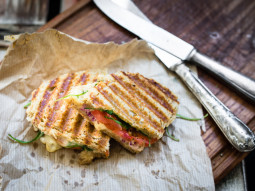 Grillowana kanapka caprese z pesto