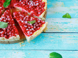 Tarta z kremem i czerwoną porzeczką