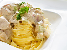 Makaron curry z cukinią i kurczakiem