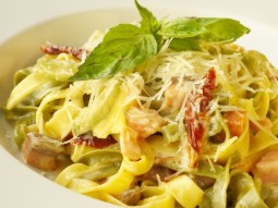 Aromatyczne tagliatelle z kurczakiem i suszonymi pomidorami