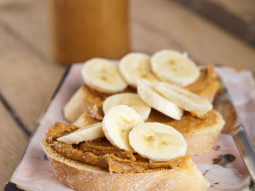 Kanapka z masłem orzechowym i bananem