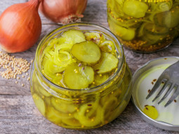 Ogórki w plastrach w zalewie curry