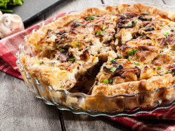 Tarta z pieczarkami, kurczakiem i serem