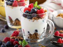 Granola truskawkowa z jogurtem i owocami