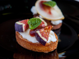 Crostini z serem kozim i figami