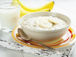 Owsianka z mlekiem migdałowym i bananem