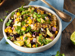 Meksykańska sałatka Quinoa z czerwoną fasolą i kukurydzą