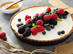Tarta z kremem jogurtowym i owocami