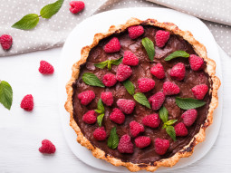 Tarta z kremem czekoladowym i malinami