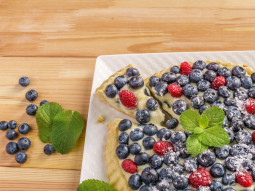 Tarta borówkowo-malinowa z kremem mascarpone i czekoladą