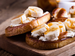 Kanapka z ricottą, bananem i sosem karmelowym