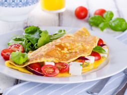 Omlet z pomidorkami koktajlowymi, fetą oraz bazylią