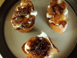 Crostini z serem kozim i karmelizowaną cebulą