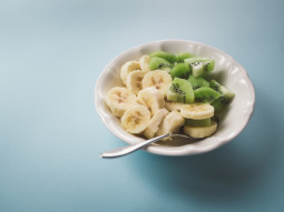 Sałatka bananowa z kiwi w miodzie