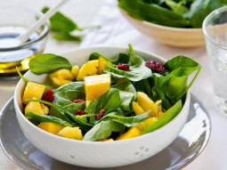 Sałatka ze szpinakiem, mango i suszoną żurawiną
