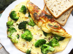 Omlet z brokułem i serem feta