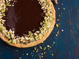 Tarta ze słonym karmelem, czekoladą i pistacjami
