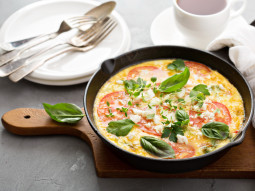 Omlet z pomidorem malinowym, bazylią z dodatkiem sera feta