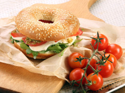 Bajgle z mozzarellą, pomidorkami i pesto