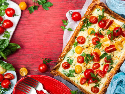 Tarta z pomidorkami i kozim serem na cieście francuskim