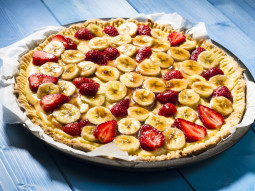 Tarta z truskawkami i bananami z kremem budyniowym