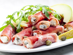 Rolki z szynki parmeńskiej z serkiem i kaparami