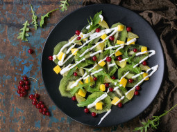 Porzeczkowa sałatka z kiwi i mango