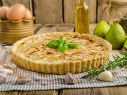 Tarta z łososiem wędzonym, camembertem i gruszką