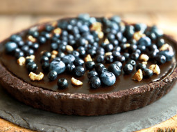 Tarta czekoladowa z kremem czekoladowym i borówkami