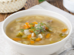 Zupa ogórkowa z ryżem i śmietaną