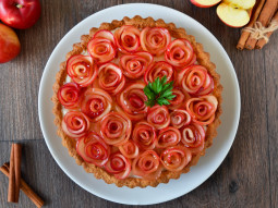 Tarta z jabłkowymi różyczkami