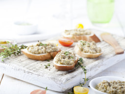 Bruschetta z pastą z zielonych oliwek i migdałów
