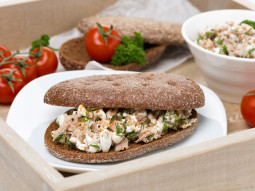 Sandwich z tuńczykiem i serkiem wiejskim