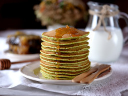 Szpinakowe pancakes z miodem