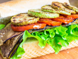 Sandwich z grillowanym bakłażanem, pomidorem i cukinią