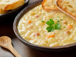 Zupa grochowa ze śliwkami
