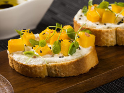Bruschetta z mango i kozim serem