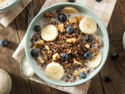 Quinoa z bananem, borówkami i orzechami