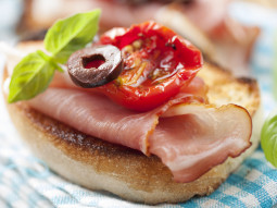 Bruschetta z szynką parmeńską i suszonymi pomidorami