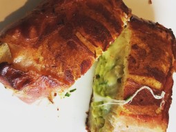 Tost z awokado owinięty boczkiem