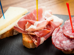 Crostini w stylu hiszpańskim z serem, szynką dojrzewającą i salami