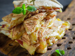 Quesadillas z szynką i serem