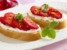 Crostini z ricottą i truskawkami
