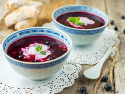 Zupa z malinami, borówkami i wiśniami