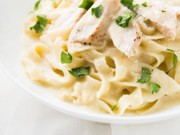 Fettuccine alfredo z kurczakiem, parmezanem i pietruszką