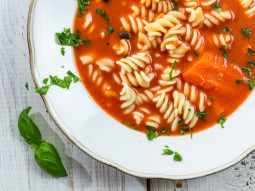 Zupa pomidorowa z makaronem i bazylią