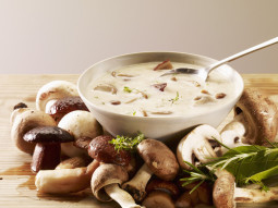 Aromatyczna zupa z grzybami leśnymi