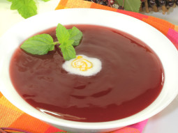 Zupa z czarnego bzu, mięty i śmietanki