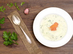 Zupa czosnkowa z wędzonym łososiem